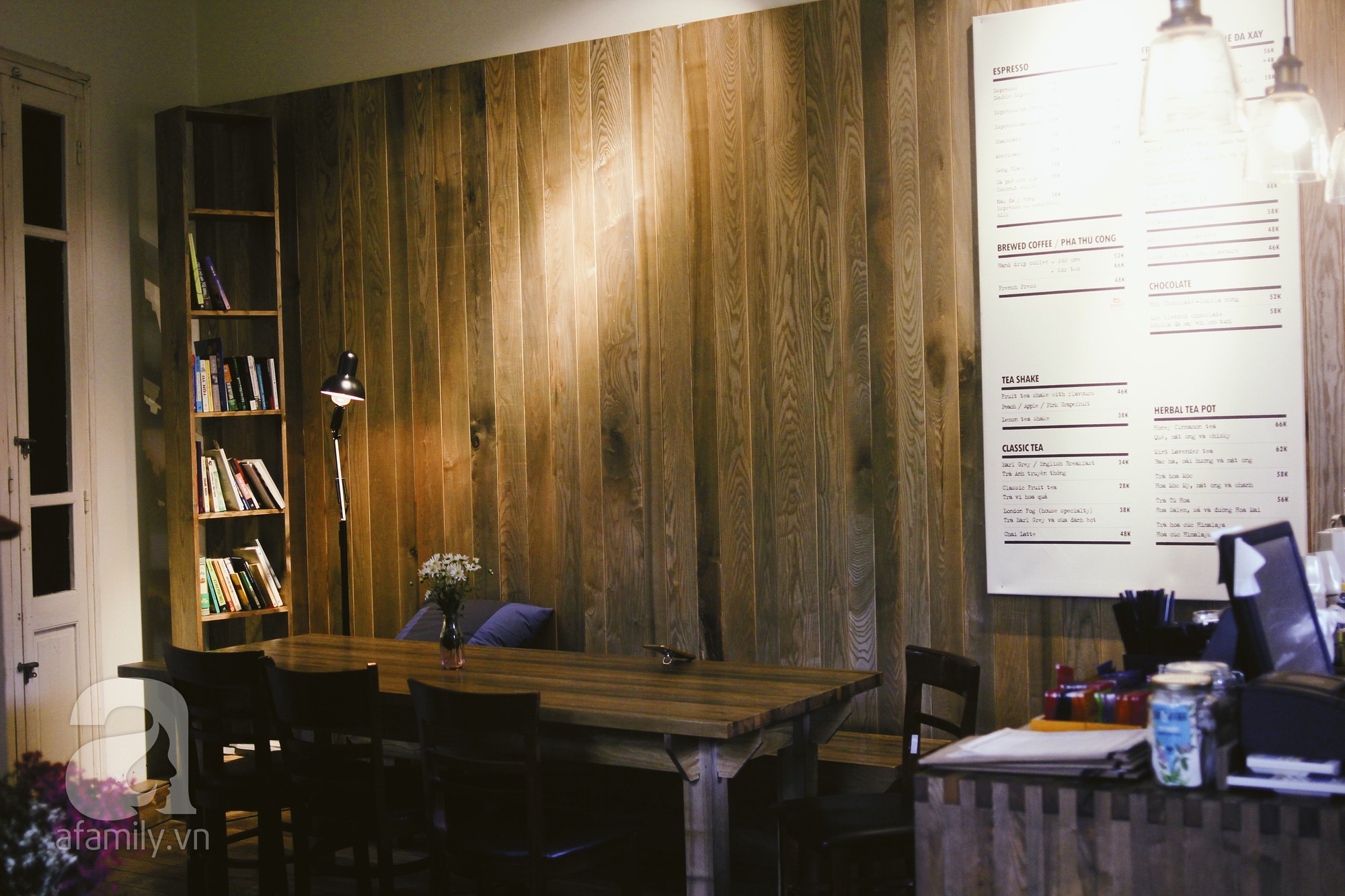 H&agrave; Nội: 5 qu&aacute;n cafe bước v&agrave;o l&agrave; thấy ấm sực, cặp đ&ocirc;i hay c&aacute;c n&agrave;ng FA đều c&oacute; thể gh&eacute; để lấy cảm hứng cho tuần mới - Ảnh 7.