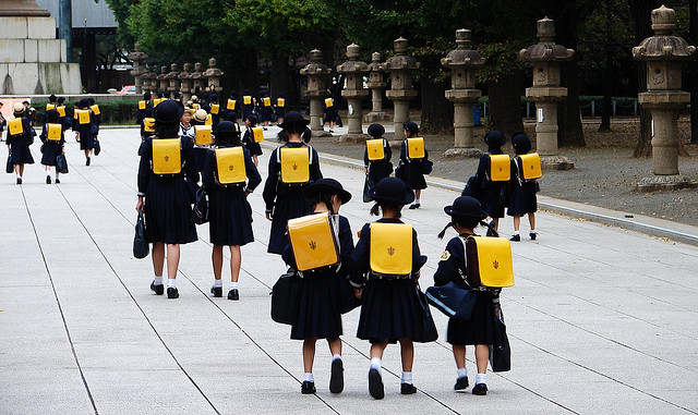Trẻ em Nhật được nhà trường trang bị những kỹ năng gì để có thể tự đi đến trường? - Ảnh 1.