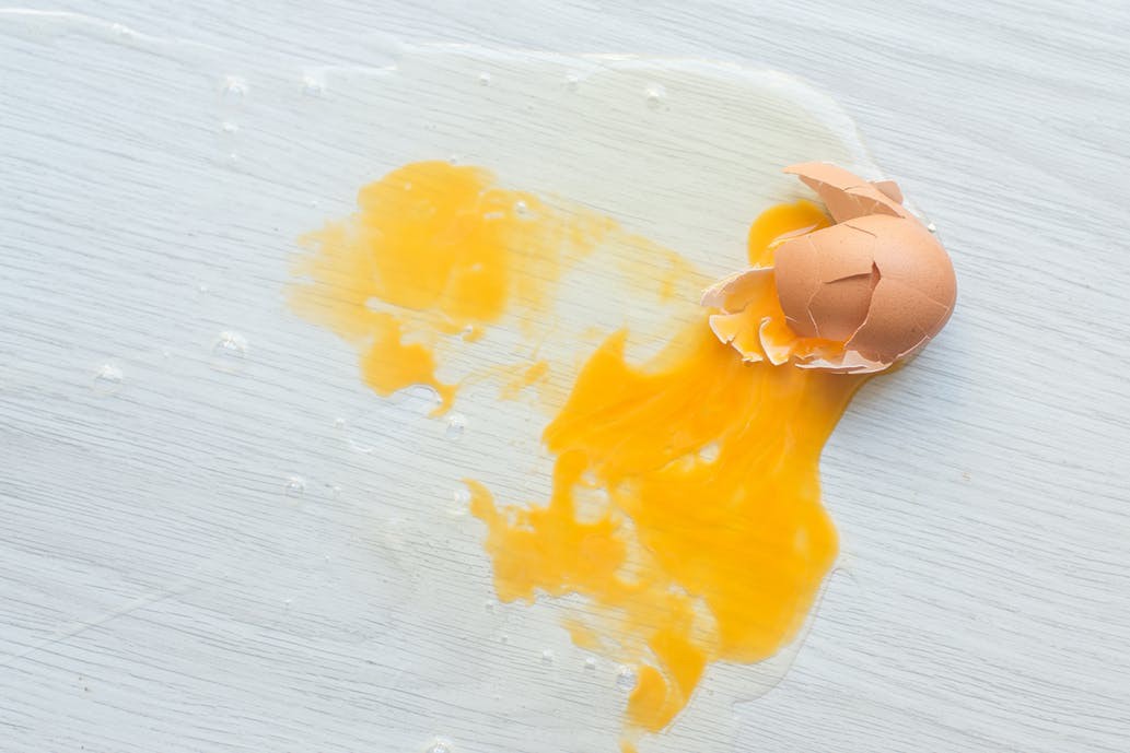Trứng vỡ: Đôi khi tai nạn xảy ra là điều không thể tránh khỏi. Hãy xem ngay hình ảnh này để thấy sự bất ngờ và thú vị mà trứng vỡ mang lại.