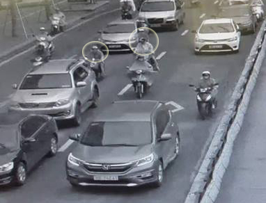Tình huống dàn cảnh trộm túi xách trên đường phố, nhiều phụ nữ biết rồi vẫn khó tránh - Ảnh 2. Tình huống dàn cảnh trộm túi xách trên đường phố, nhiều phụ nữ biết rồi vẫn khó tránh - Ảnh 2.