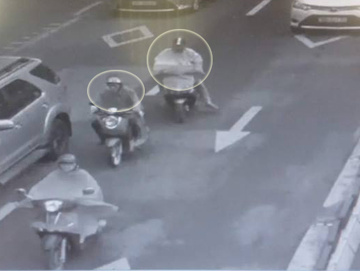 Tình huống dàn cảnh trộm túi xách trên đường phố, nhiều phụ nữ biết rồi vẫn khó tránh - Ảnh 3. Tình huống dàn cảnh trộm túi xách trên đường phố, nhiều phụ nữ biết rồi vẫn khó tránh - Ảnh 3.