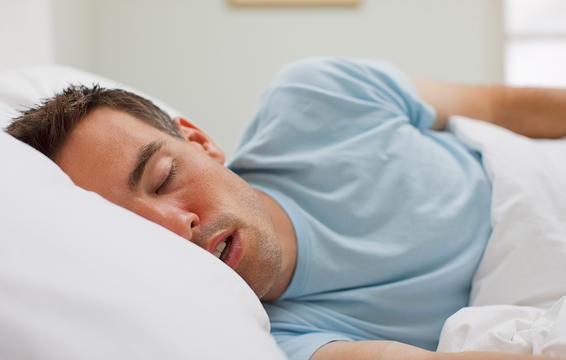 Các tư thế ngủ tốt nhất cho những người ngực to, đau lưng, hay ngáy hoặc bị ợ nóng - Ảnh 2.