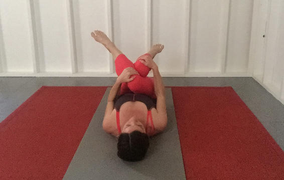 6 tư thế yoga giúp giảm đau hông hiệu quả mà vô cùng đơn giản để thực hiện - Ảnh 3.