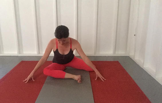 6 tư thế yoga giúp giảm đau hông hiệu quả mà vô cùng đơn giản để thực hiện - Ảnh 4.