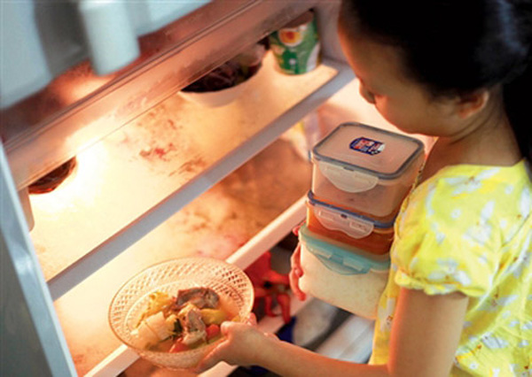 Cất thức ăn vào tủ lạnh kiểu này thì sớm muộn gì gia đình bạn cũng mang bệnh thôi - Ảnh 1.