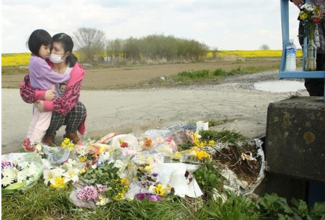 Gần 2 tuần trôi qua, người dân Nhật vẫn đến đặt hoa nơi thi thể bé gái Việt được tìm thấy - Ảnh 2.