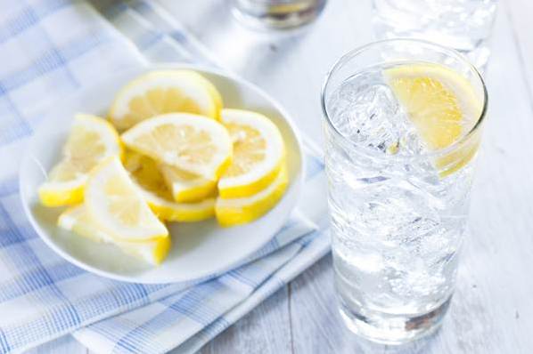 Uống nước đá có thể dẫn tới những vấn đề sức khỏe nghiêm trọng - Ảnh 2.