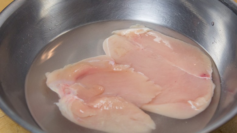 H&atilde;y nghe b&iacute; quyết của đầu bếp để thịt g&agrave; chi&ecirc;n kh&ocirc;ng c&ograve;n kh&ocirc; khốc nữa - Ảnh 1.