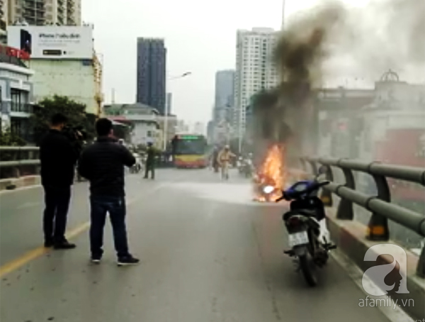 Hà Nội: Đang di chuyển, xe máy bỗng bốc cháy ngùn ngụt trên cầu vượt Láng Hạ - Ảnh 2.