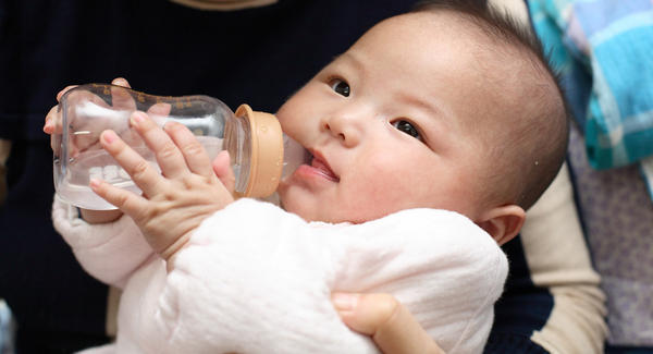 Các mẹ lưu ý: Cho trẻ dưới 6 tháng tuổi uống nước chẳng khác gì hại con! - Ảnh 3.