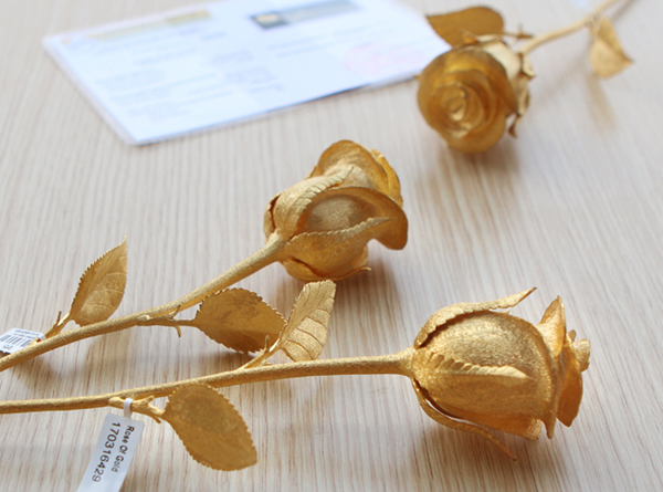 Đại gia chi hơn 800 triệu mua 4 bông hồng đúc vàng nguyên khối tặng bạn gái dịp 8/3 - Ảnh 6.