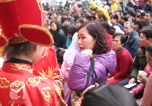 Mang theo con nhỏ đi mua vàng từ sáng sớm ngày vía Thần Tài - Ảnh 6.