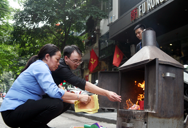 Rằm tháng 7: Phố cổ Hà Nội mù mịt hóa vàng mã, Sài Gòn chen nhau mua cơm chay, đi lễ chùa - Ảnh 6.