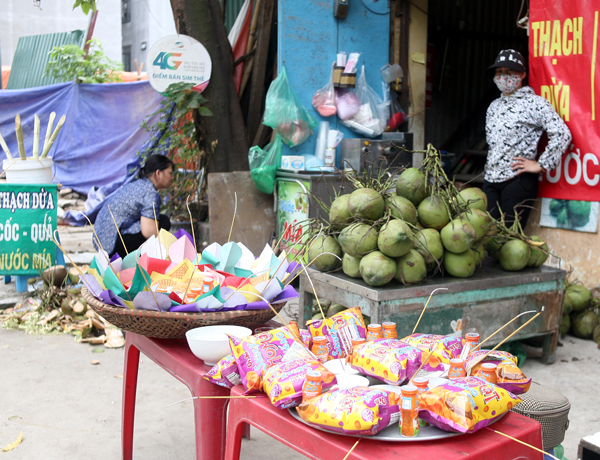 Rằm tháng 7: Phố cổ Hà Nội mù mịt hóa vàng mã, Sài Gòn chen nhau mua cơm chay, đi lễ chùa - Ảnh 2.