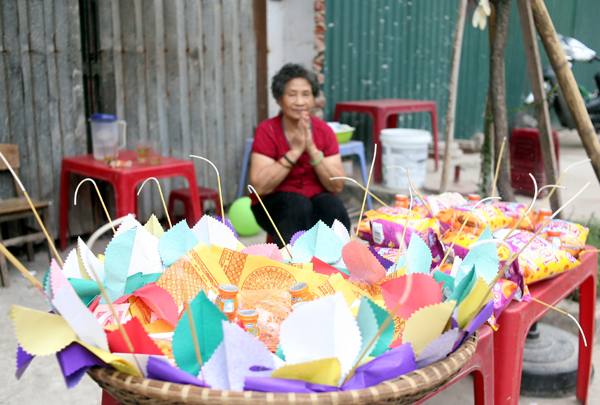 Rằm tháng 7: Phố cổ Hà Nội mù mịt hóa vàng mã, Sài Gòn chen nhau mua cơm chay, đi lễ chùa - Ảnh 4.
