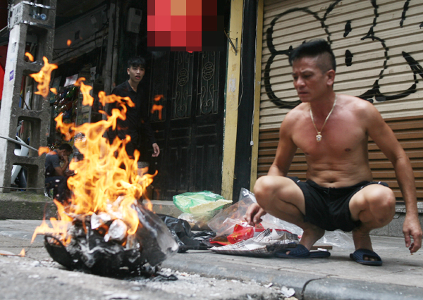 Rằm tháng 7: Phố cổ Hà Nội mù mịt hóa vàng mã, Sài Gòn chen nhau mua cơm chay, đi lễ chùa - Ảnh 8.