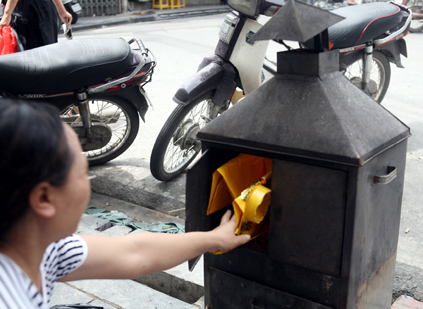 Rằm tháng 7: Phố cổ Hà Nội mù mịt hóa vàng mã, Sài Gòn chen nhau mua cơm chay, đi lễ chùa - Ảnh 12.