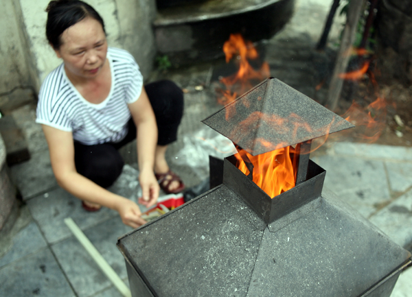 Rằm tháng 7: Phố cổ Hà Nội mù mịt hóa vàng mã, Sài Gòn chen nhau mua cơm chay, đi lễ chùa - Ảnh 13.