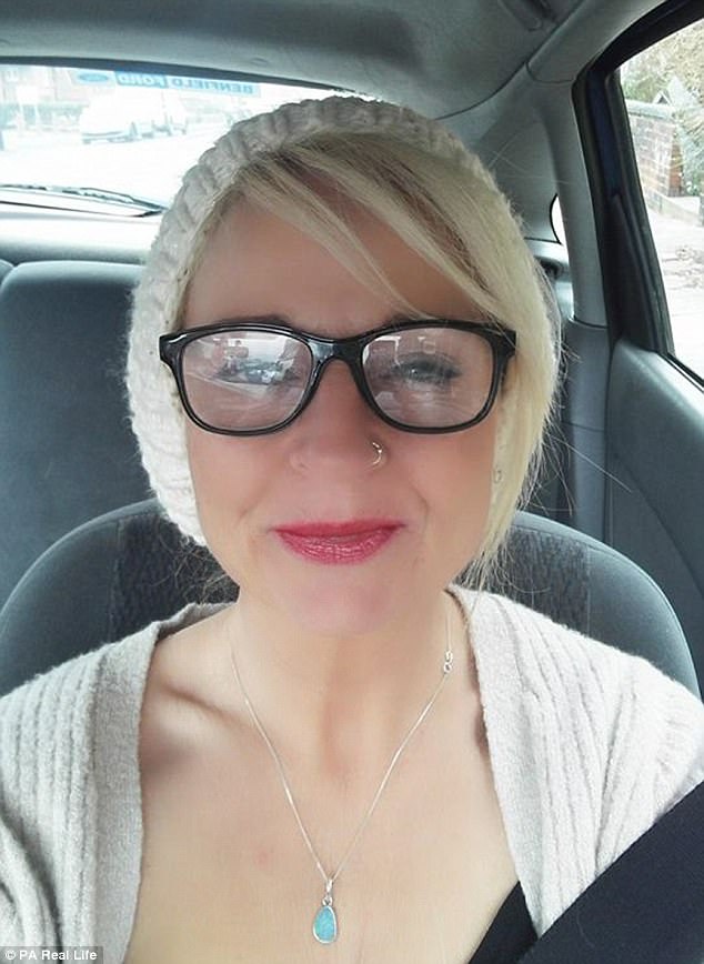 Sau một lần đập đầu vào lò vi sóng, gương mặt người mẹ xinh đẹp bỗng biến dạng khủng khiếp thế này - Ảnh 1. Sau một lần đập đầu vào lò vi sóng, gương mặt người mẹ xinh đẹp bỗng biến dạng khủng khiếp thế này - Ảnh 1.