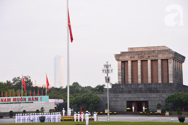 Hà Nội rực rỡ sắc cờ hoa trong ngày Tết Độc lập - Ảnh 8.