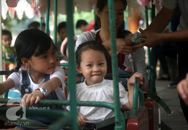 Hà Nội: Các điểm vui chơi giải trí đặc kín người trong dịp nghỉ lễ 30/4 - Ảnh 1. Hà Nội: Các điểm vui chơi giải trí đặc kín người trong dịp nghỉ lễ 30/4 - Ảnh 1.