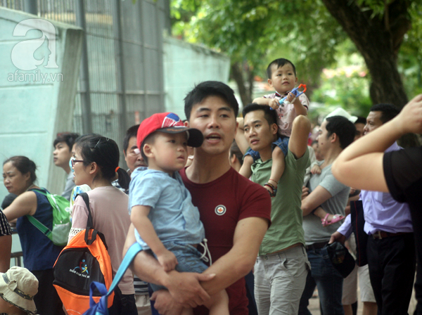 Hà Nội: Các điểm vui chơi giải trí đặc kín người trong dịp nghỉ lễ 30/4 - Ảnh 3. Hà Nội: Các điểm vui chơi giải trí đặc kín người trong dịp nghỉ lễ 30/4 - Ảnh 3.
