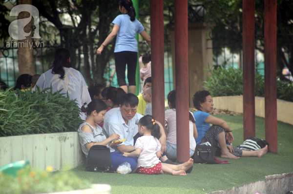 Hà Nội: Các điểm vui chơi giải trí đặc kín người trong dịp nghỉ lễ 30/4 - Ảnh 10. Hà Nội: Các điểm vui chơi giải trí đặc kín người trong dịp nghỉ lễ 30/4 - Ảnh 10.