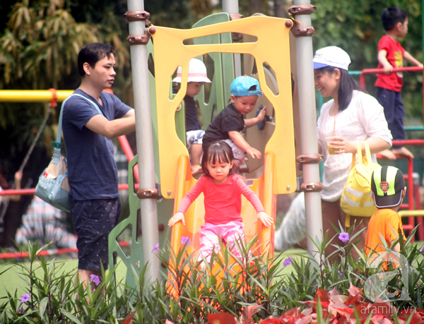 Hà Nội: Các điểm vui chơi giải trí đặc kín người trong dịp nghỉ lễ 30/4 - Ảnh 11. Hà Nội: Các điểm vui chơi giải trí đặc kín người trong dịp nghỉ lễ 30/4 - Ảnh 11.