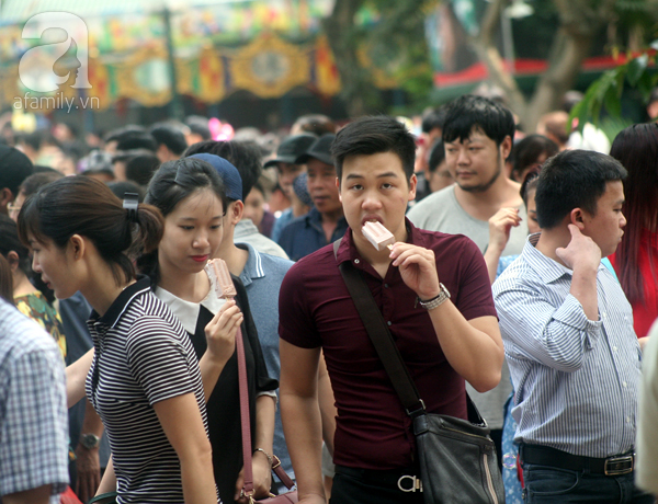 Hà Nội: Các điểm vui chơi giải trí đặc kín người trong dịp nghỉ lễ 30/4 - Ảnh 18. Hà Nội: Các điểm vui chơi giải trí đặc kín người trong dịp nghỉ lễ 30/4 - Ảnh 18.