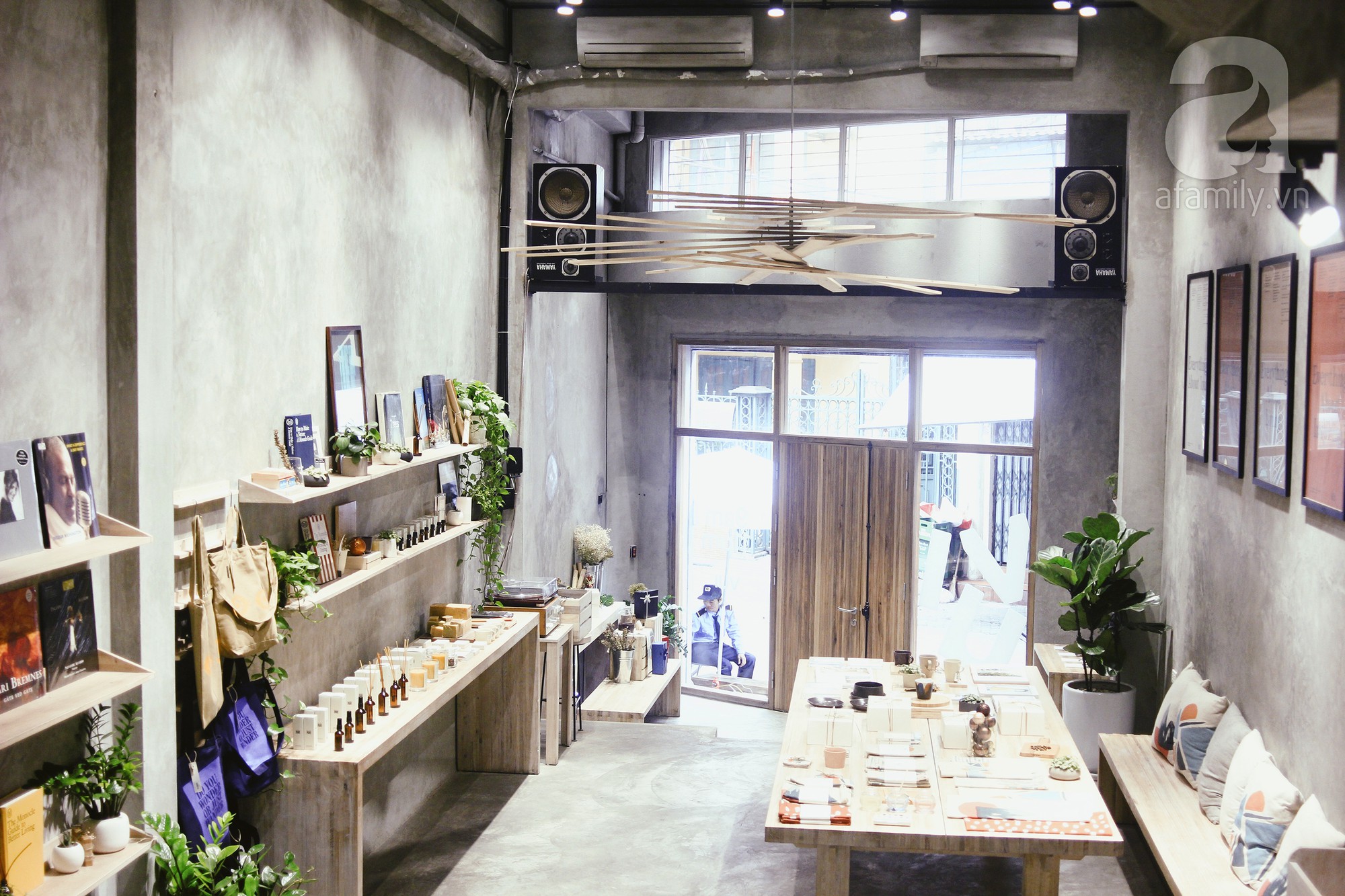 H&agrave; Nội: 5 qu&aacute;n cafe bước v&agrave;o l&agrave; thấy ấm sực, cặp đ&ocirc;i hay c&aacute;c n&agrave;ng FA đều c&oacute; thể gh&eacute; để lấy cảm hứng cho tuần mới - Ảnh 37.