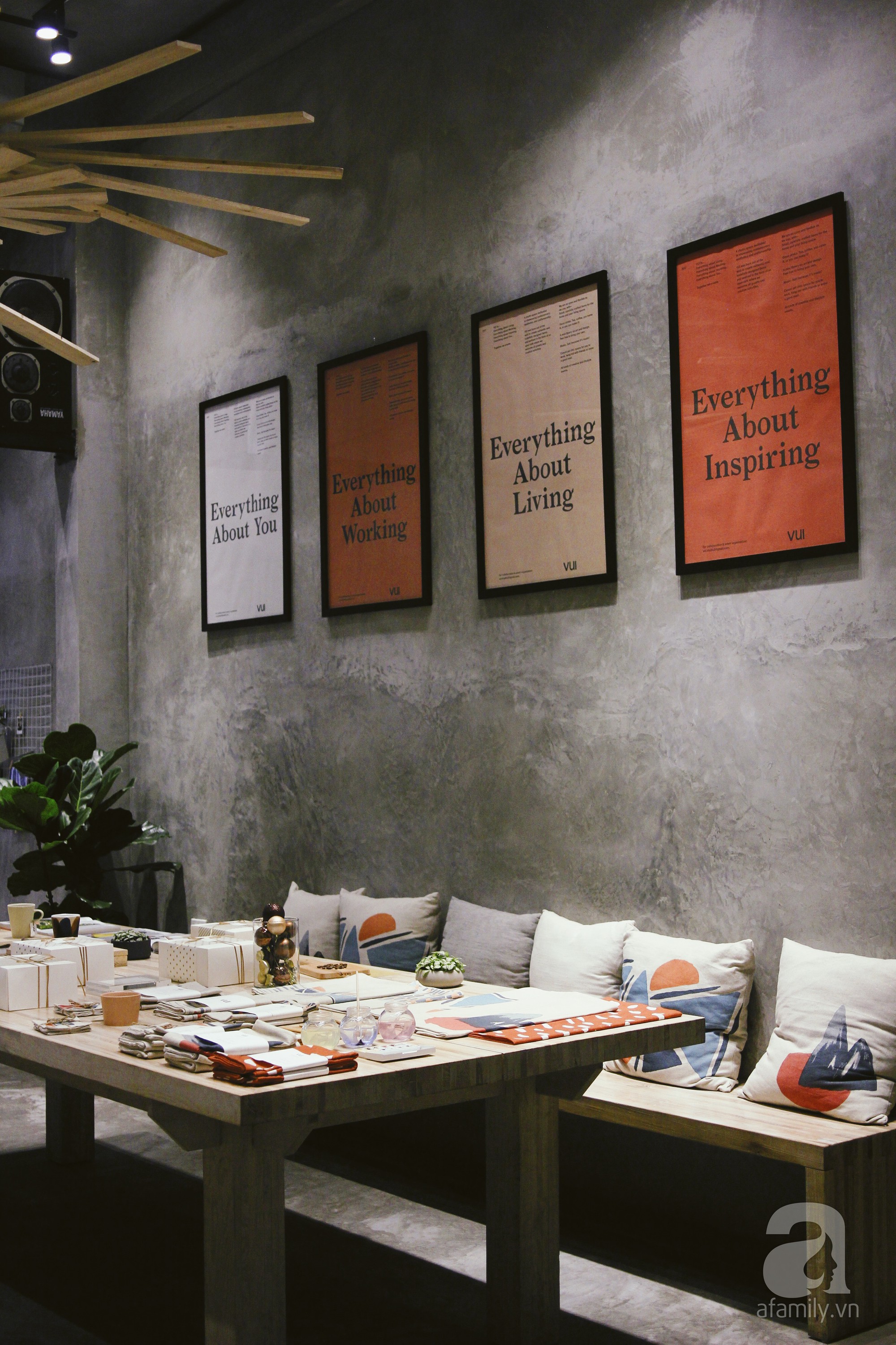 H&agrave; Nội: 5 qu&aacute;n cafe bước v&agrave;o l&agrave; thấy ấm sực, cặp đ&ocirc;i hay c&aacute;c n&agrave;ng FA đều c&oacute; thể gh&eacute; để lấy cảm hứng cho tuần mới - Ảnh 38.