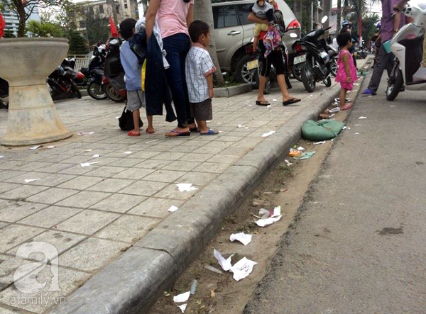 Bãi biển Sầm Sơn hóa “bãi rác” chỉ sau một ngày nghỉ lễ - Ảnh 2.