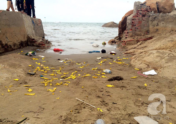 Bãi biển Sầm Sơn hóa “bãi rác” chỉ sau một ngày nghỉ lễ - Ảnh 5.