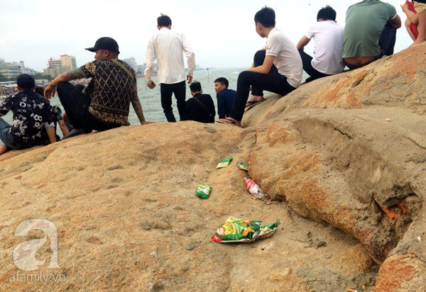 Bãi biển Sầm Sơn hóa “bãi rác” chỉ sau một ngày nghỉ lễ - Ảnh 8.