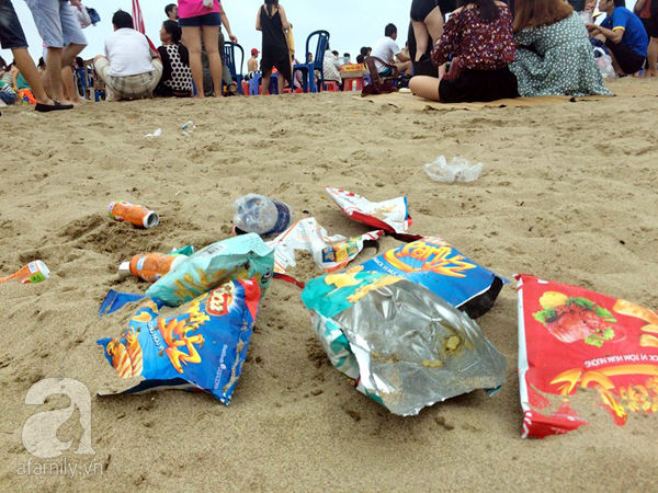 Bãi biển Sầm Sơn hóa “bãi rác” chỉ sau một ngày nghỉ lễ - Ảnh 10.