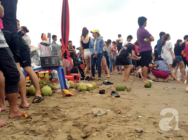 Bãi biển Sầm Sơn hóa “bãi rác” chỉ sau một ngày nghỉ lễ - Ảnh 13.
