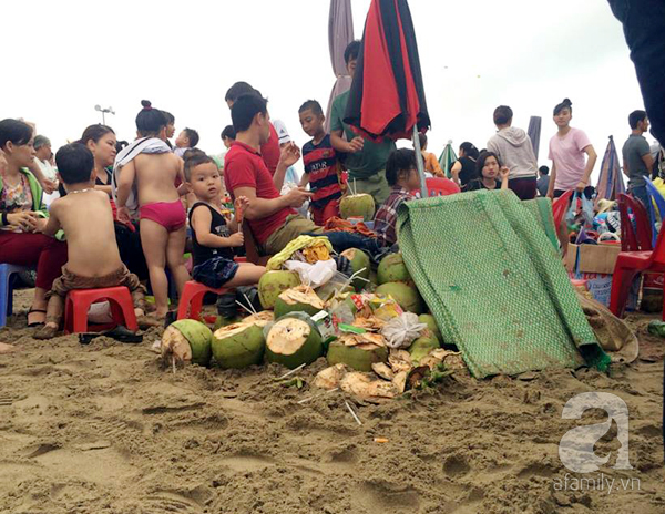 Bãi biển Sầm Sơn hóa “bãi rác” chỉ sau một ngày nghỉ lễ - Ảnh 14.