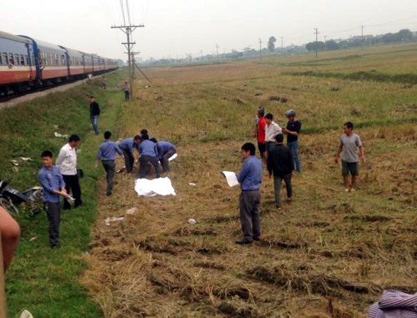 Nam Định: Thương tâm cháu bé 10 tuổi và 2 người phụ nữ tử vong sau khi bi tàu đâm trúng - Ảnh 2. Nam Định: Thương tâm cháu bé 10 tuổi và 2 người phụ nữ tử vong sau khi bi tàu đâm trúng - Ảnh 2.