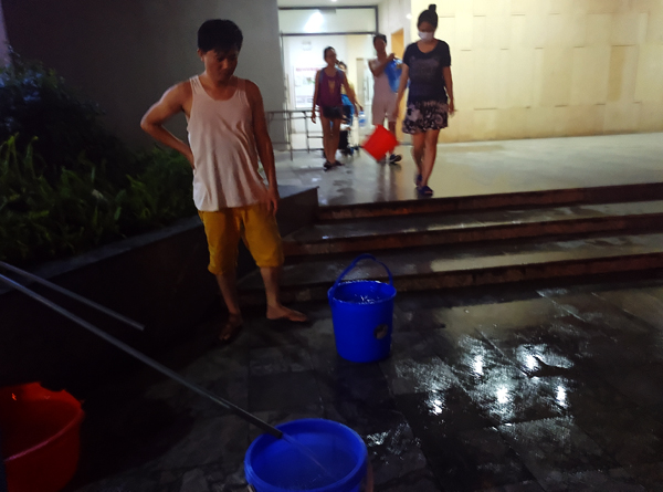 Hà Nội: Nửa đêm hàng trăm cư dân chung cư Linh Đàm canh xách từng xô nước lên căn hộ - Ảnh 2.
