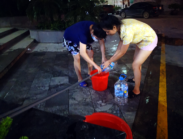 Hà Nội: Nửa đêm hàng trăm cư dân chung cư Linh Đàm canh xách từng xô nước lên căn hộ - Ảnh 3.