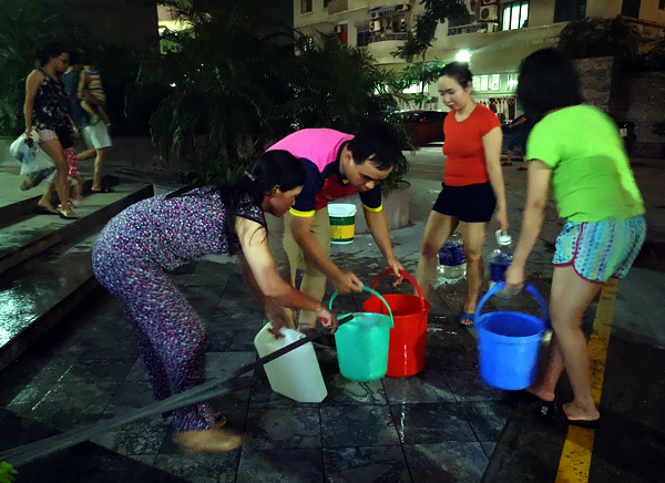 Hà Nội: Nửa đêm hàng trăm cư dân chung cư Linh Đàm canh xách từng xô nước lên căn hộ - Ảnh 11.