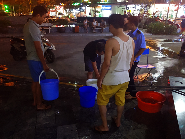Hà Nội: Nửa đêm hàng trăm cư dân chung cư Linh Đàm canh xách từng xô nước lên căn hộ - Ảnh 13.