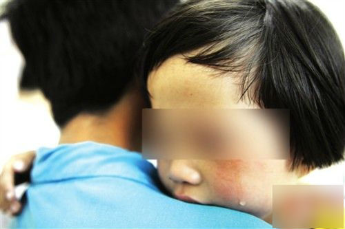 Bé gái 4 tuổi nghi bị thầy giáo xâm hại, làm tổn thương vùng kín - Ảnh 1.