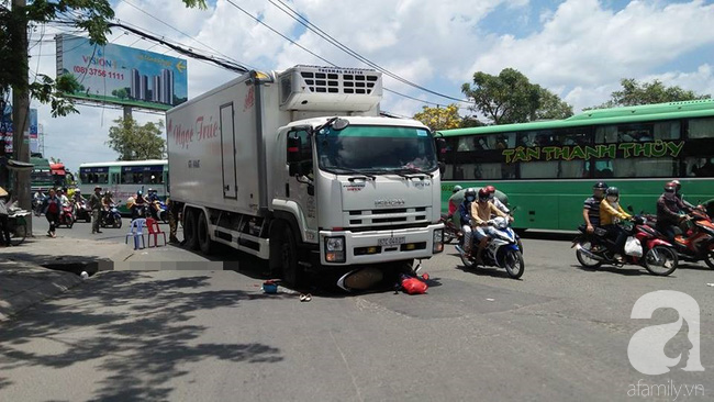 Thai phụ bị cuốn vào gầm xe tải trên đường phố Sài Gòn - Ảnh 1.