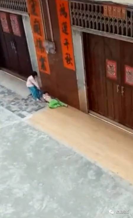 Phẫn nộ: Người phụ nữ lái xe máy cố tình đâm lên người em bé đang nằm khóc dưới đất - Ảnh 3.