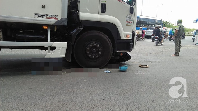 Thai phụ bị cuốn vào gầm xe tải trên đường phố Sài Gòn - Ảnh 2.