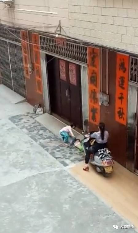 Phẫn nộ: Người phụ nữ lái xe máy cố tình đâm lên người em bé đang nằm khóc dưới đất - Ảnh 2.