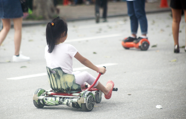 Hà Nội: Xe điện tự hành biến tướng, trẻ nhỏ thi nhau đua ở phố đi bộ - Ảnh 7.