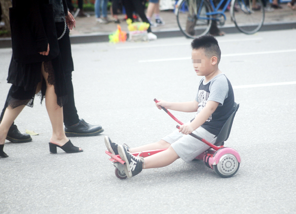 Hà Nội: Xe điện tự hành biến tướng, trẻ nhỏ thi nhau đua ở phố đi bộ - Ảnh 8.