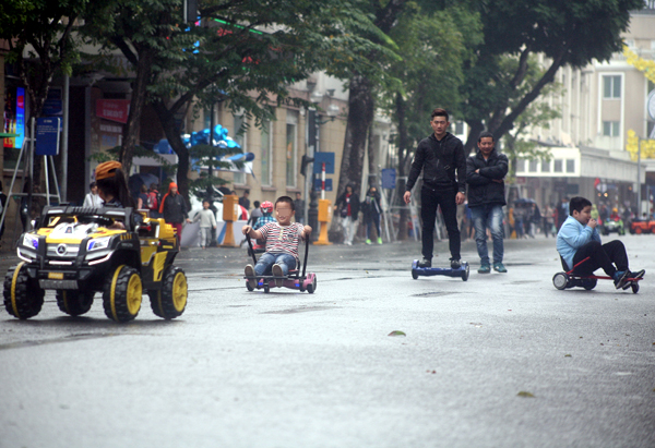 Hà Nội: Xe điện tự hành biến tướng, trẻ nhỏ thi nhau đua ở phố đi bộ - Ảnh 9.